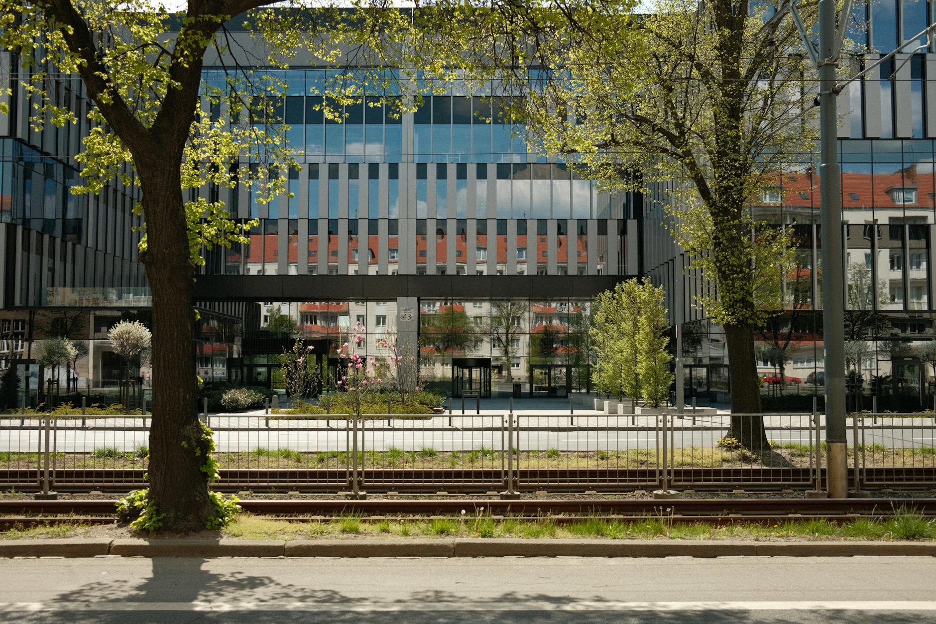 Mapa Poznania z ikonami symbolizującymi placówki medyczne, podkreślająca temat kolejek do specjalistów