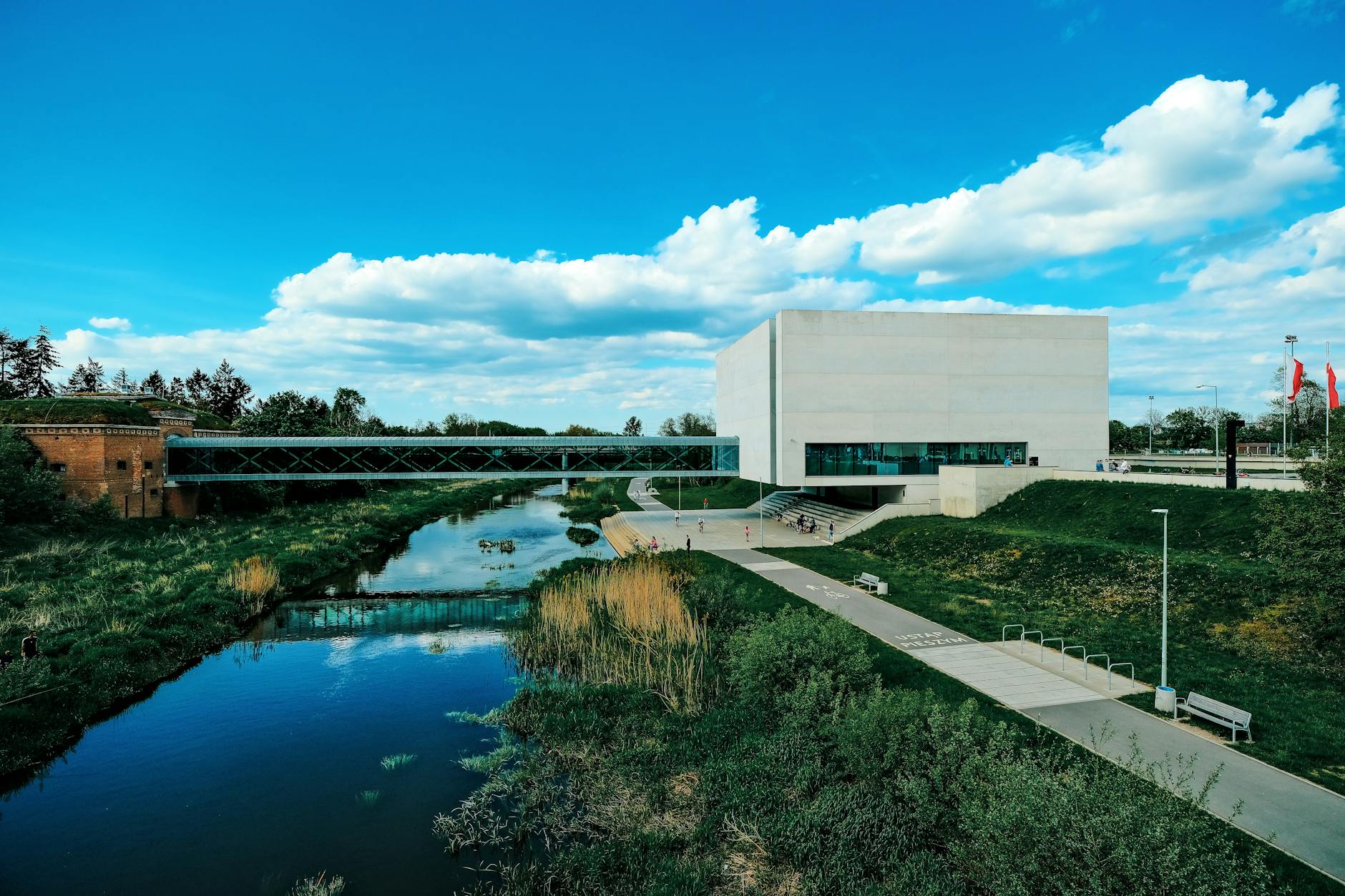 Tablica informacyjna o zamknięciu Toru Poznań z powodu przekroczenia norm hałasu