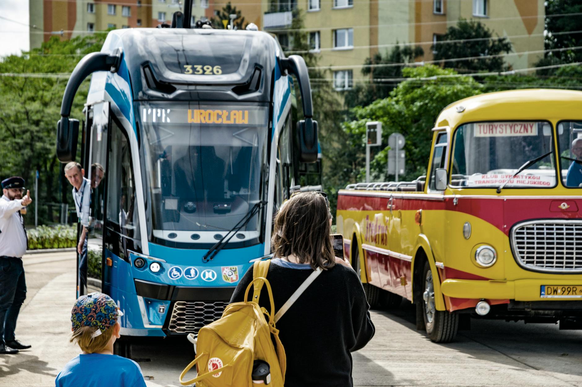 Ilustracja przedstawiająca nowoczesny autobus elektryczny na tle poznańskiego krajobrazu, symbolizujący inwestycję miasta w ekologiczny transport.