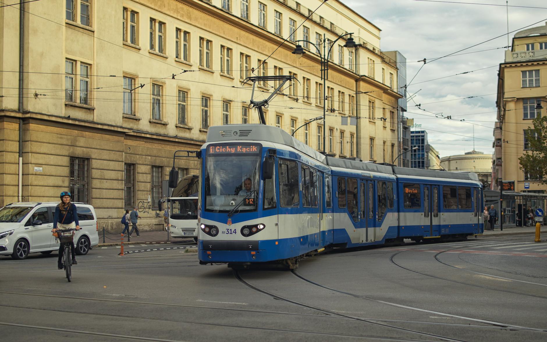 Używany tramwaj z Bonn na ulicach Poznania, symbol modernizacji transportu miejskiego