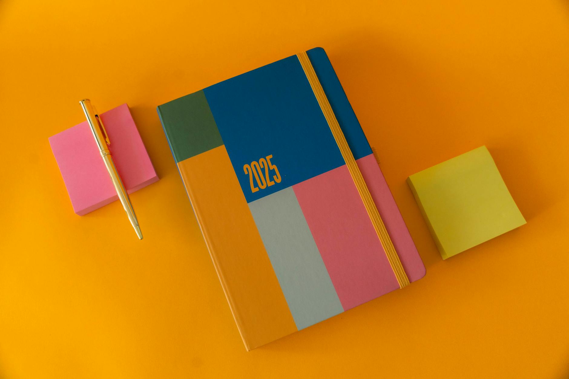 Ilustracja graficzna przedstawiająca wykresy budżetu Poznania na 2025 rok z widoczną dużą nadwyżką.