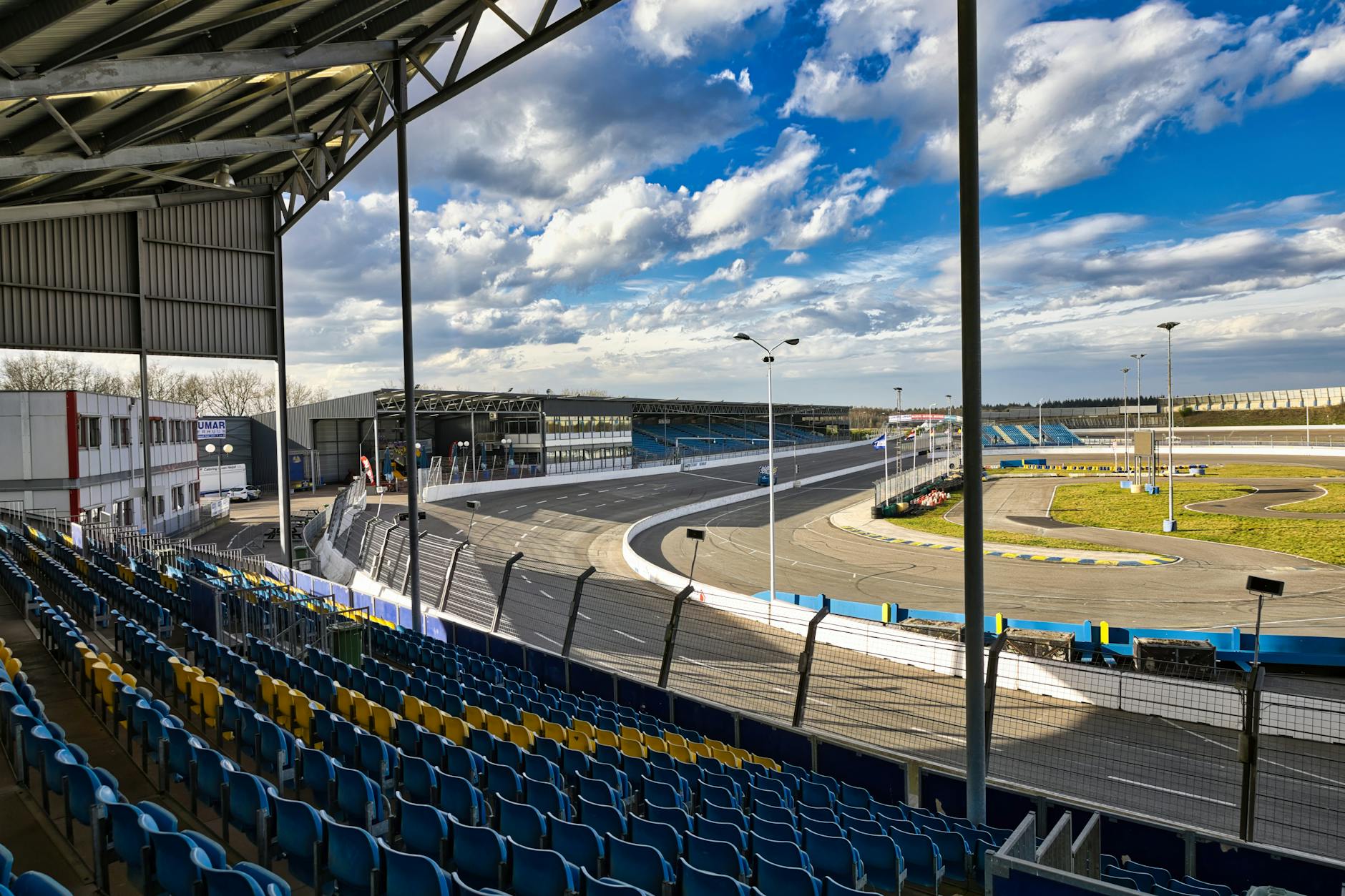 Tor Poznań ponownie otwarty po kluczowej decyzji - widok na tor wyścigowy