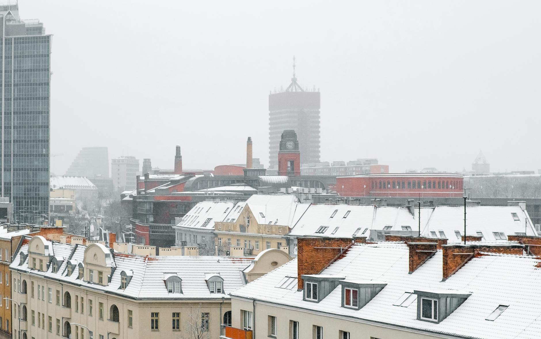Mapa Poznania z zaznaczonymi punktami wypadków drogowych, sugerująca Poznań jako niebezpieczne miasto dla kierowców.