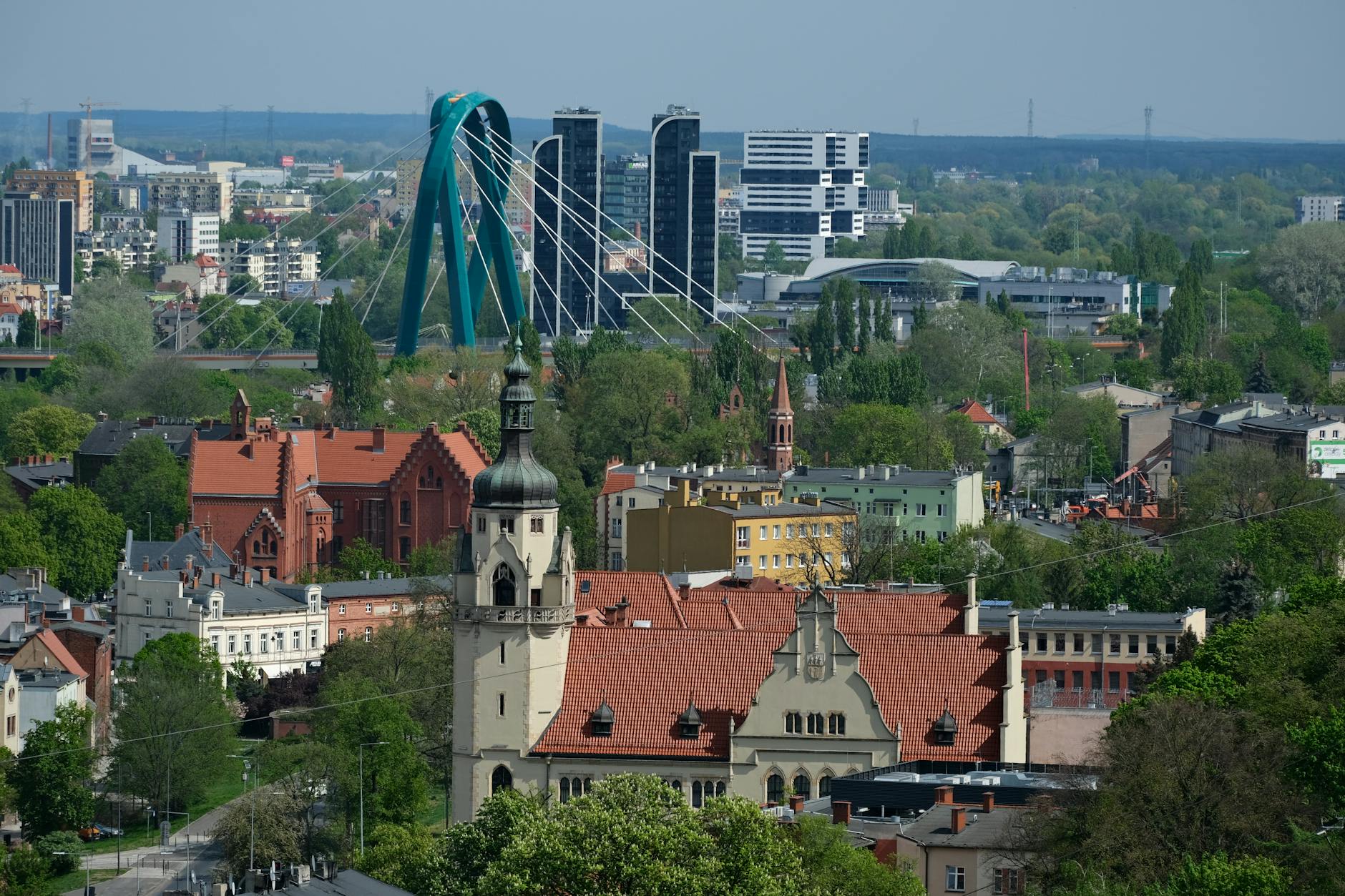 Mapa Poznania z zaznaczonymi obszarami zieleni i budynkami użyteczności publicznej, symbolizująca połączenie środowiska i gospodarki miasta.