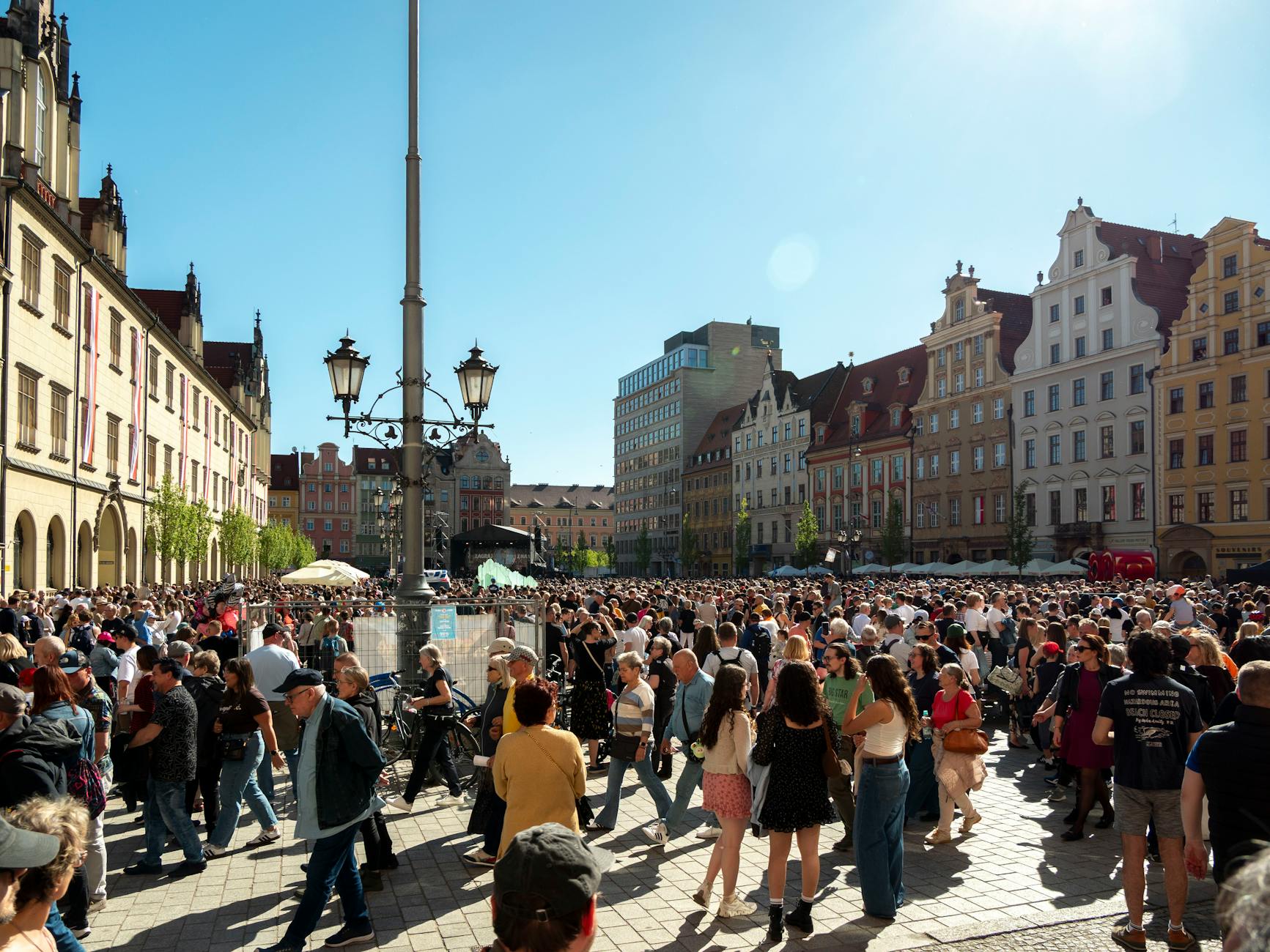 Poznań: Katedra na Ostrowie Tumskim miejsce koncertu z okazji rocznicy Chrztu Polski i stadion piłkarski symbolizujący życie sportowe miasta.