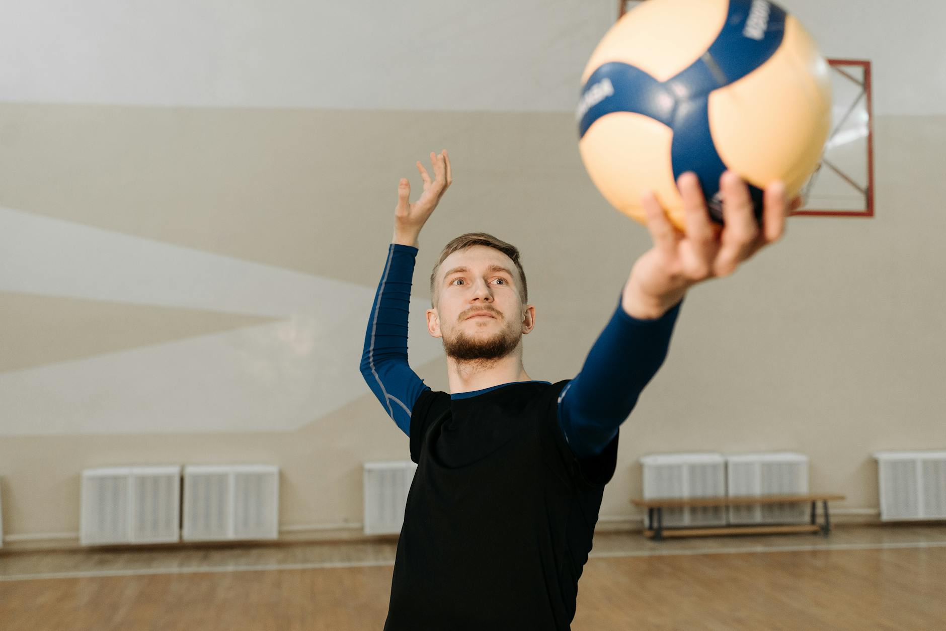 Uczestnicy turnieju siatkówki plażowej Chwiałka Volley 2026 Poznań rywalizujący na piasku nad Jeziorem Rusałka.