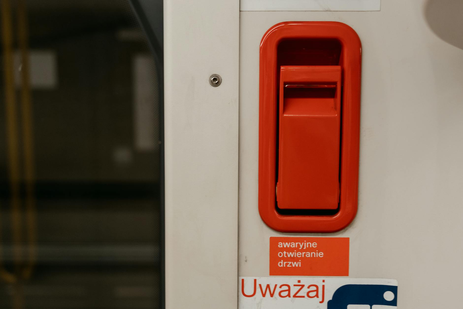Plakat upamiętniający strajk dzieci wrzesińskich obok symbolu sądu z młotkiem sędziowskim, Poznań pamięta i otwiera drzwi